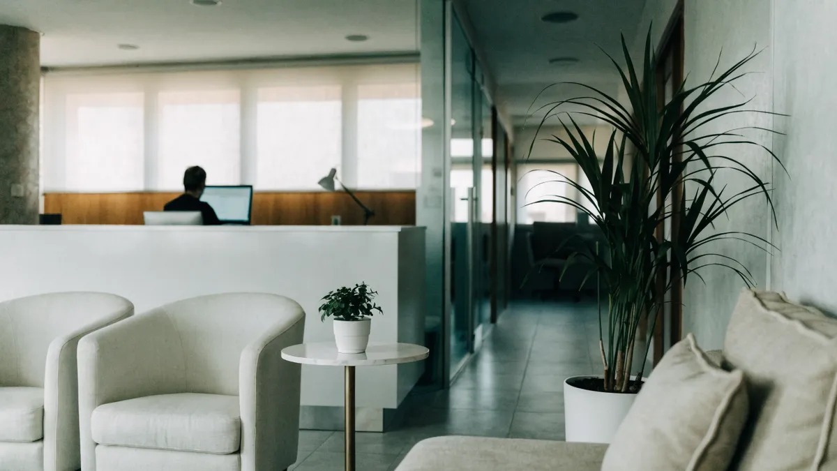 Recepción y sala de espera de una clínica privada moderna en España
