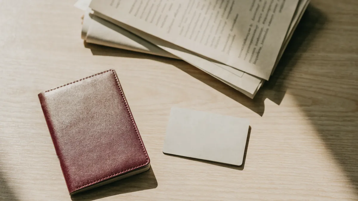 Paspoort, bankpas en documenten uitgespreid op een bureau
