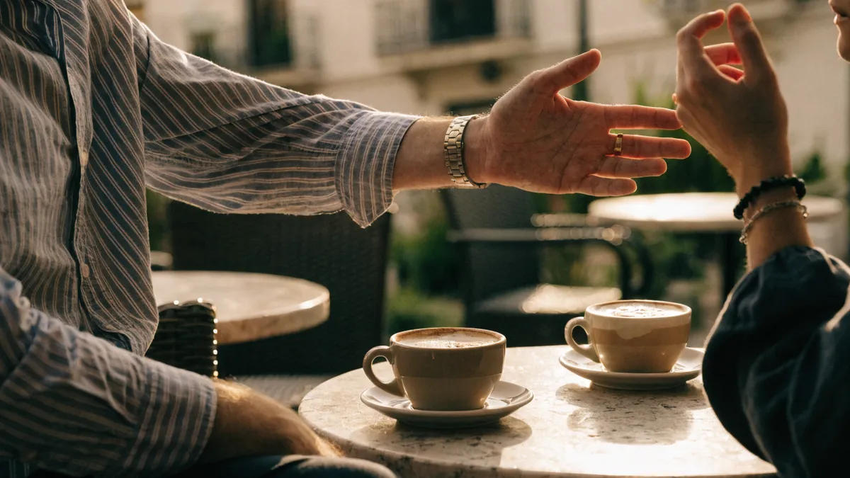 Geanimeerd gesprek bij een koffie op een terras in Valencia