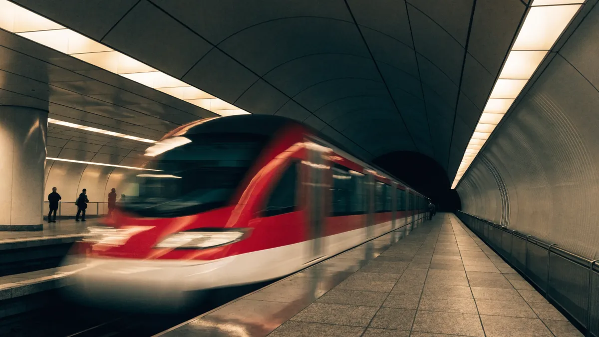 Tren de metro llegando a un andén moderno de Valencia